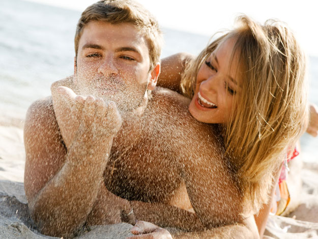 10 riesgos de tener sexo en el agua - 6. Cuidado con la arena