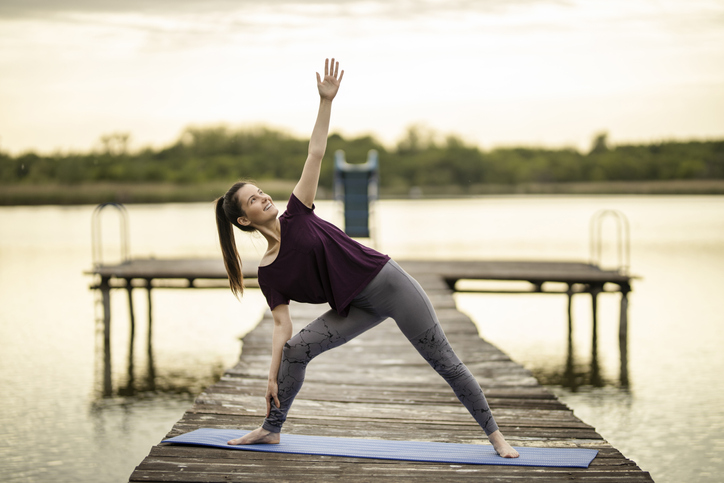 Cuáles son las mejores posturas de yoga para cuidar la salud - Triángulo