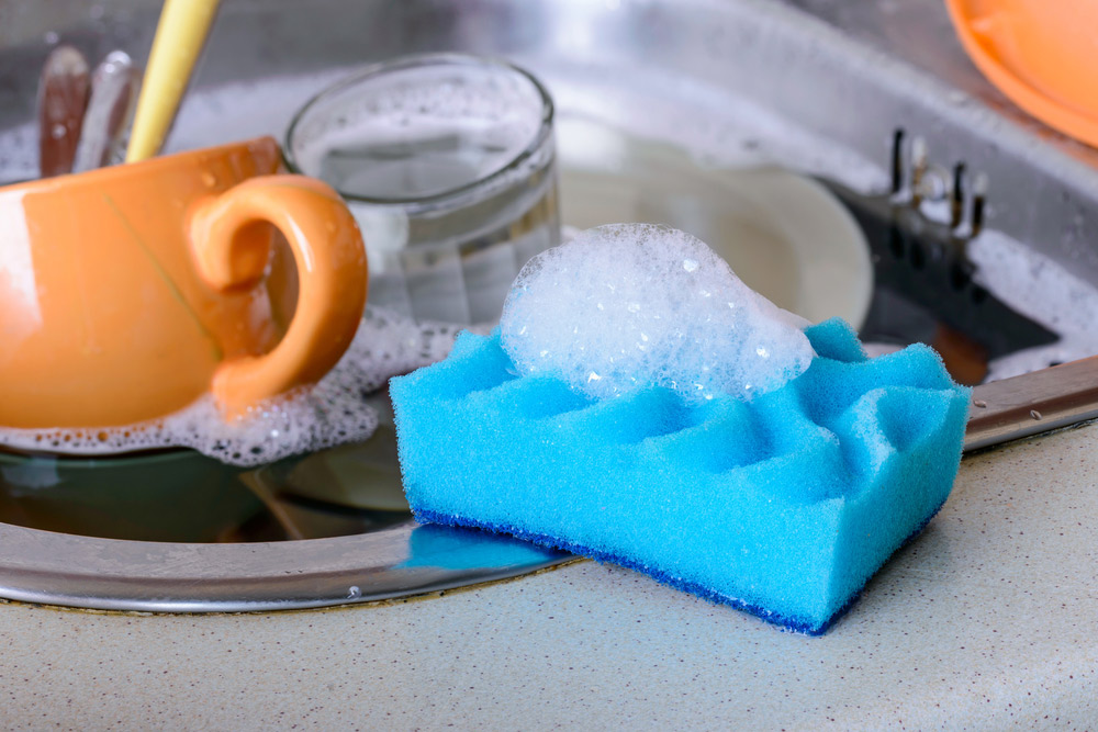 La mejor forma de lavar los platos - Esponjas y repasadores peligrosos
