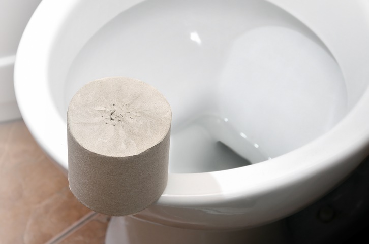 ¿Es necesario bañarse todos los días? Éste y otros 9 mitos sobre la higiene - 6. Cubrir el asiento del retrete con papel higiénico repele los gérmenes
