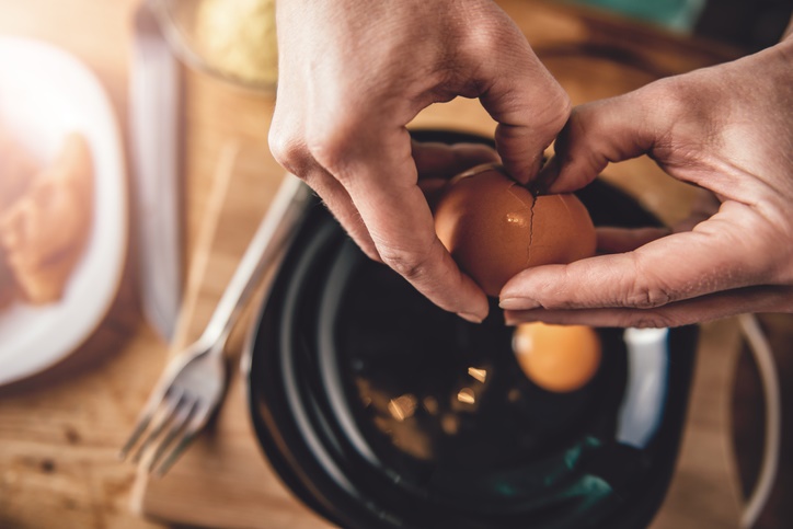 Dieta keto: deliciosa receta de omelette de champiñones - Preparación: Prepara los huevos