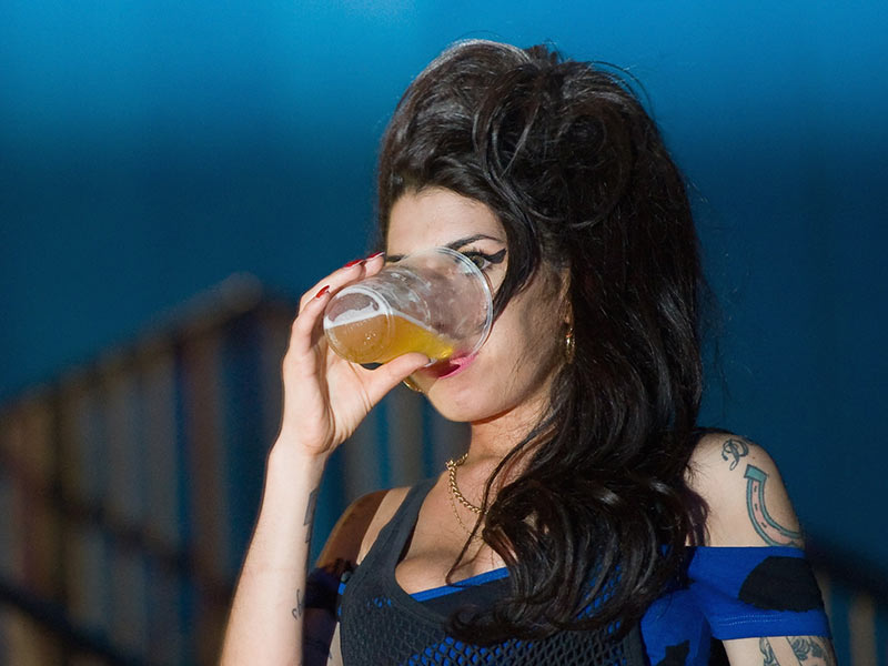 ¿Por qué algunas estrellas mueren jóvenes? - Amy Winehouse