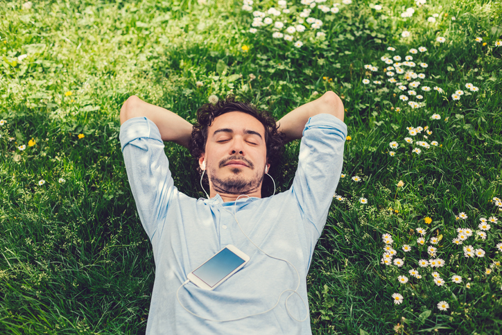 10 mitos comunes sobre el sueño - 7. “Descansar acostado con los ojos cerrados es igual a dormir”