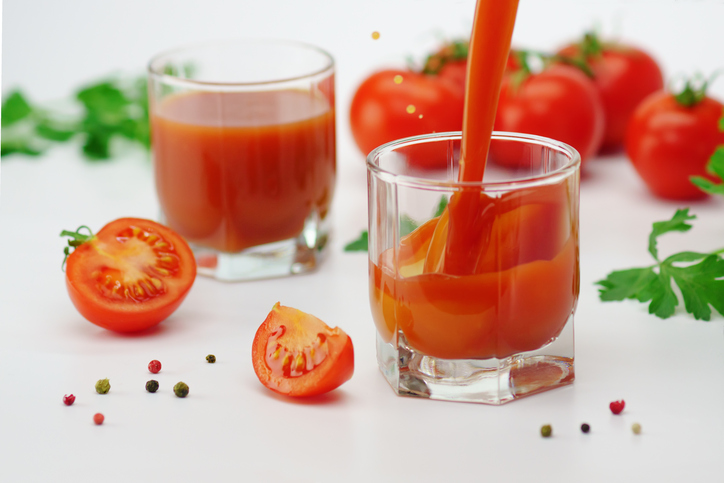 Agua y descanso para recuperarte de los excesos - Jugo de tomate