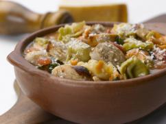 Ensalada de pollo, tortellini y vegetales