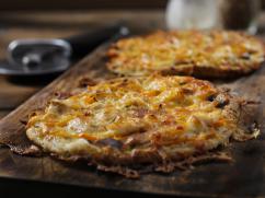 Pizza casera de queso y vegetales