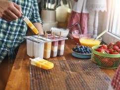 Paletas heladas de mango y fresa